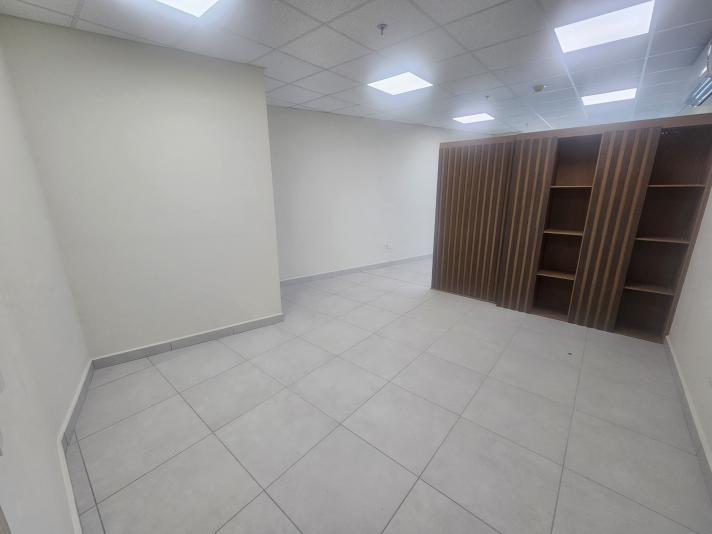 Alquiler de Cl&iacute;nica Colonia Tepeyac consta de lo siguiente: Climatizada 39 m2 1 ba&ntilde;o &Aacute;rea centralizada de recepci&oacute;n 4 pisos de estacionamiento Elevadores Planta el&eacute;ctrica Seguridad 24/7 Sistema contra incendio &Aacute;rea comercial: Tienda de equipo m&eacute;dico Laboratorio cl&iacute;nico Farmacia Centro oftalmol&oacute;gico Centro radiol&oacute;gico Centro de rehabilitaci&oacute;n f&iacute;sica Centro de urolog&iacute;a Centro de atenci&oacute;n primaria 24/7 Cafeter&iacute;a Esta oficina representa una excelente oportunidad para establecer o expandir su pr&aacute;ctica m&eacute;dica en un entorno profesional, seguro y de alto nivel a un precio de $ 1,100.00 mas 15% ISV, incluye cuota de mantenimiento.